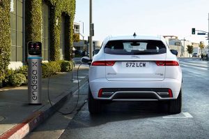 Jaguar E-PACE con un cargador JuiceBox de Endesa X