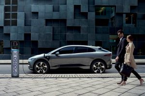 Jaguar I-PACE con un cargador JuiceBox de Endesa X